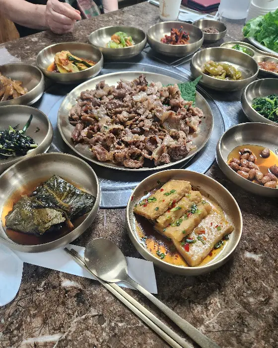 음식이 담긴 여러 찬그릇