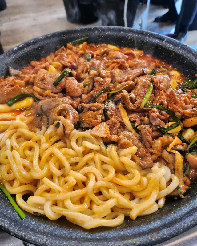 탱글탱글한 우동 사리가 듬뿍 들어간 오리 주물럭