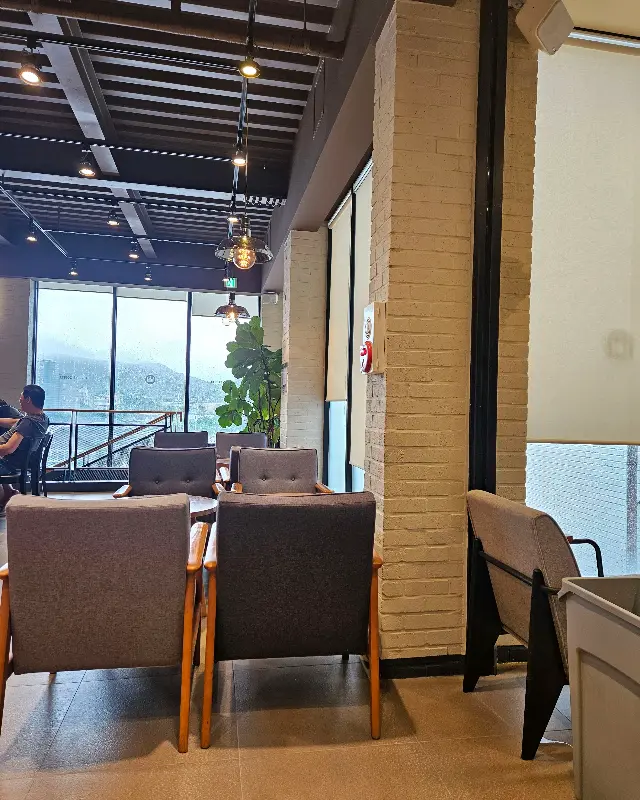 창밖으로 보이는 바다 풍경