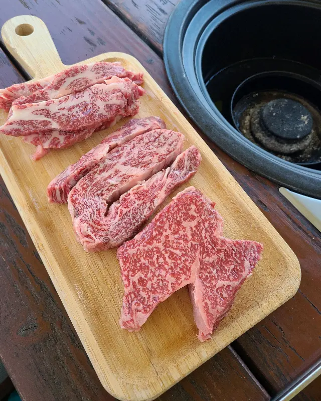 나무 도마 위에 가지런히 놓인 고기