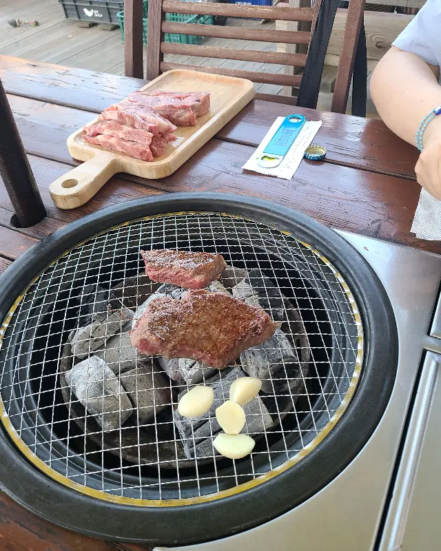 야외 테이블에서 즐기는 만찬