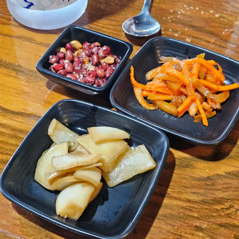 땅콩, 양파절임, 짜사이 기본 반찬