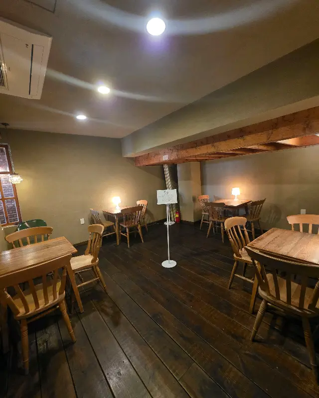 테이블 간 간격이 넓어 편안한 대화가 가능한 카페 내부