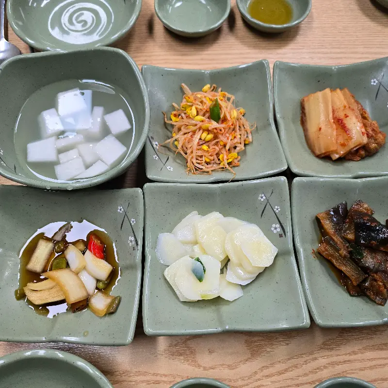 정갈하게 차려진 밑반찬