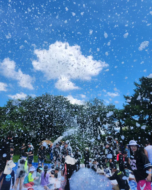 버블쇼를 즐기는 아이들의 모습