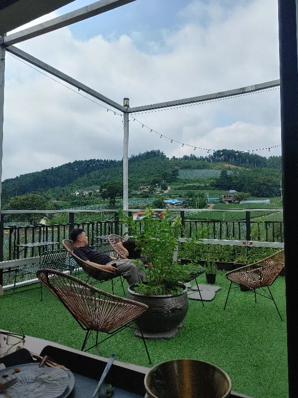 루프탑 공간에서 휴식을 취하는 사람들