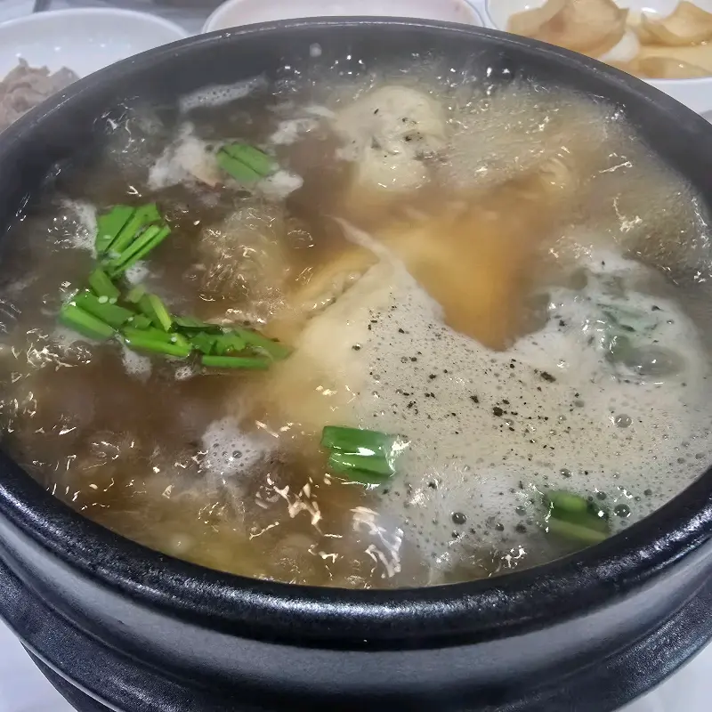 흑미 삼계탕의 깊은 맛이 느껴지는 국물