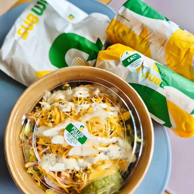 풀드포크 타코 샐러드와 샌드위치의 조화