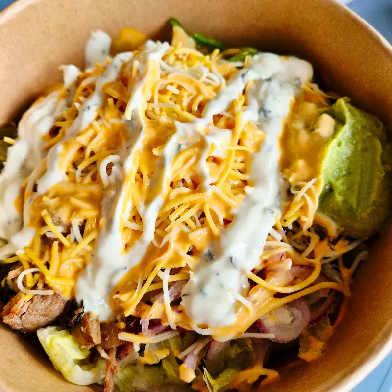 신선한 재료가 가득한 샐러드