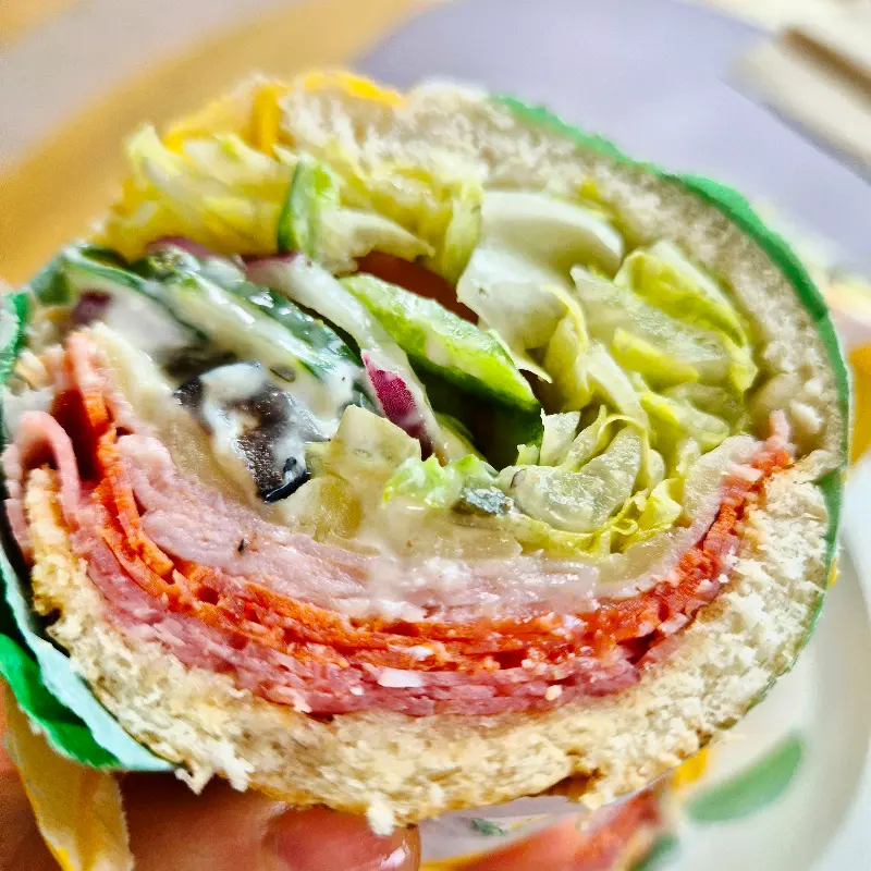 신선한 재료들이 층층이 쌓여 아름다운 단면을 자랑하는 샌드위치