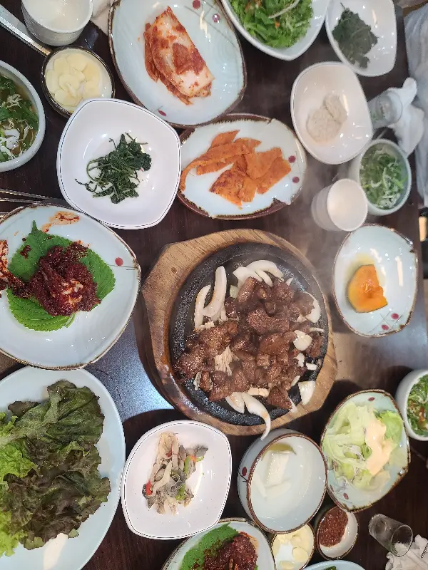 상다리가 휘어지게 차려진 푸짐한 한 상 차림