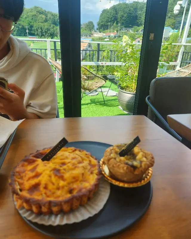 테이블 위에 놓인 디저트