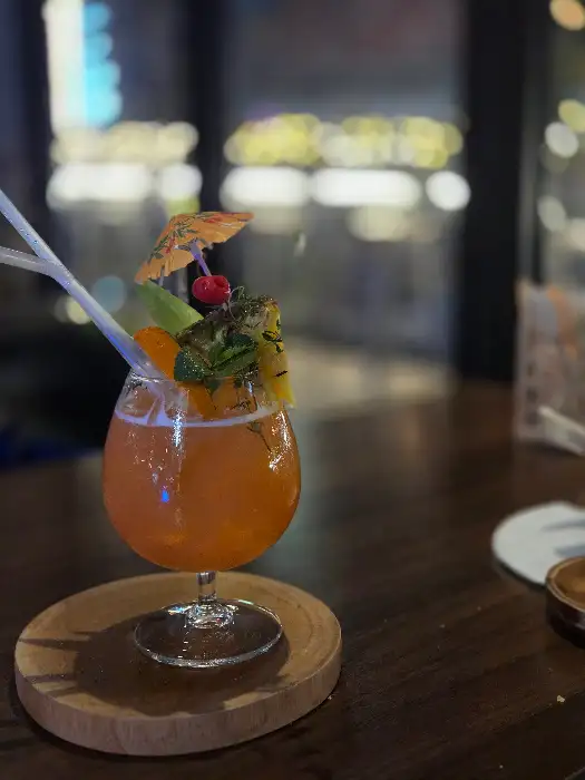 화려한 과일 장식이 돋보이는 칵테일