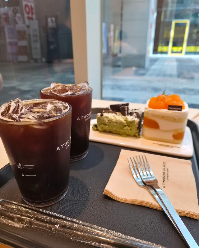 투썸플레이스 아이스 아메리카노와 케이크