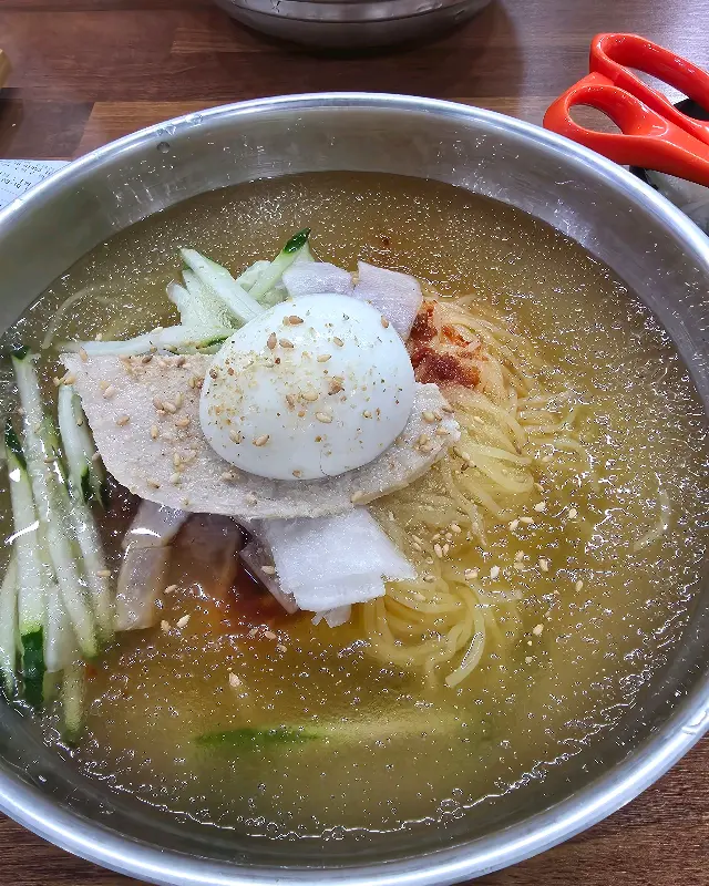 오이 고명이 듬뿍 올라간 물비빔면