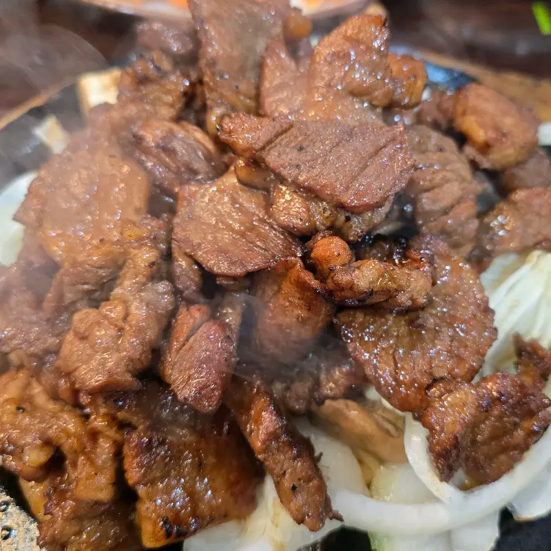 윤기가 흐르는 석갈비의 클로즈업 사진