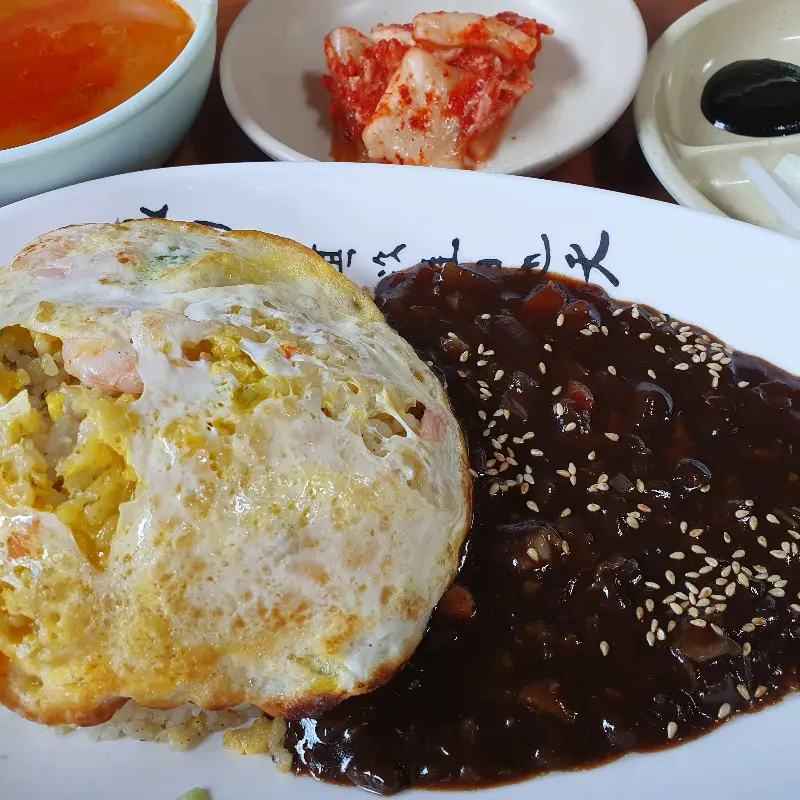 볶음밥과 짜장 소스의 조화