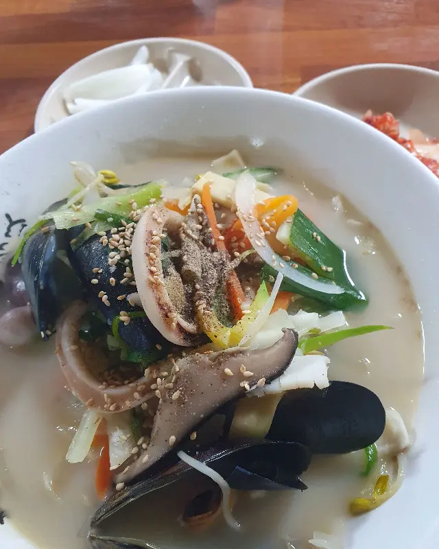 푸짐한 해산물이 가득한 백짬뽕