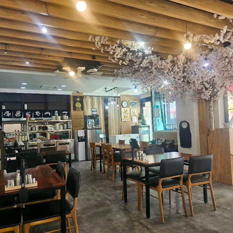 해녀집 전복죽의 넓은 내부