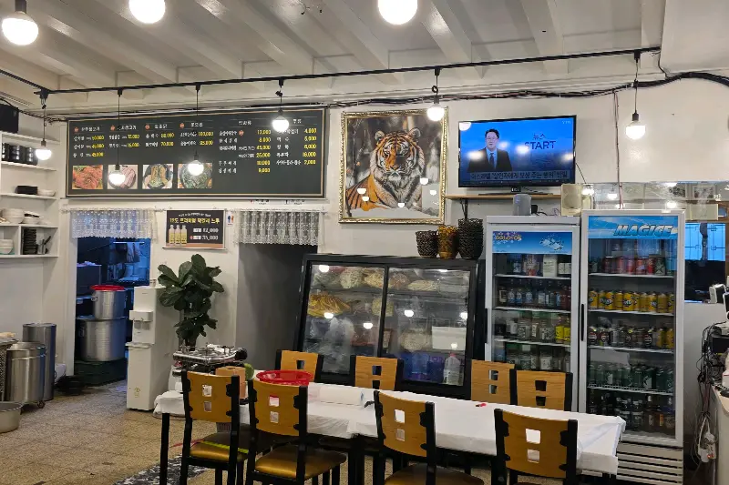 넓고 깔끔한 식당 내부