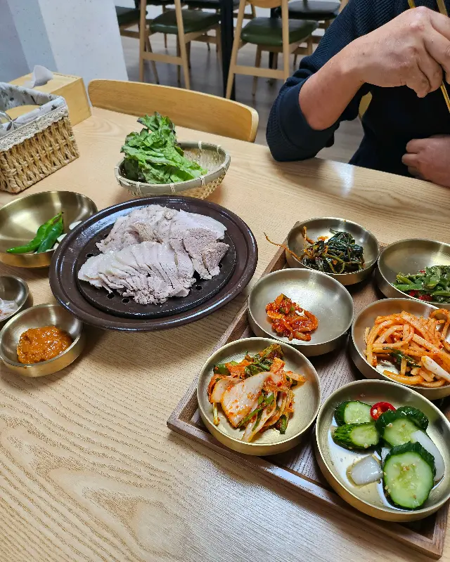 수육과 정갈한 반찬