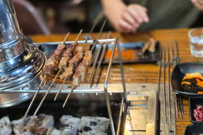 테이블 위에 놓인 양꼬치 구이