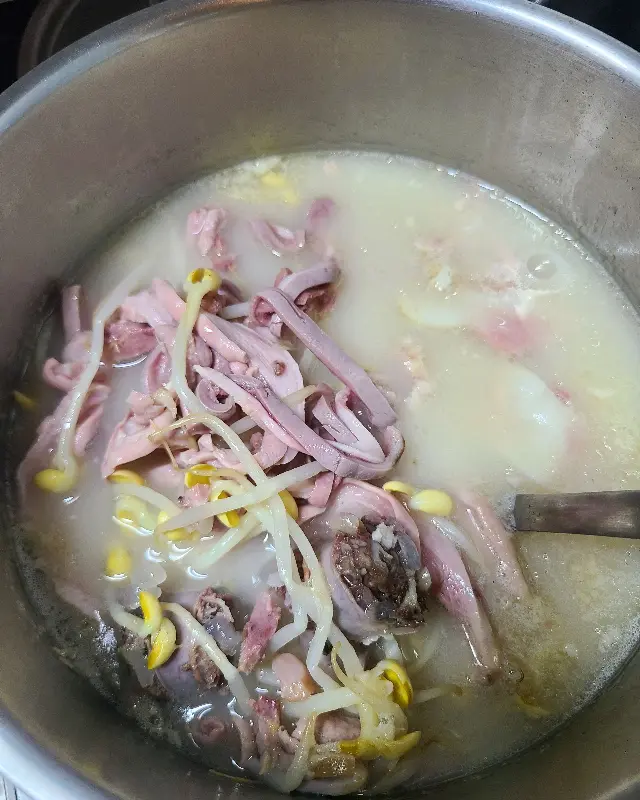 푸짐한 양을 자랑하는 순대국의 모습