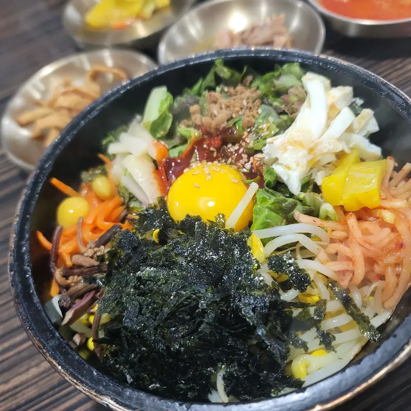 한상 가득 차려진 돌솥비빔밥