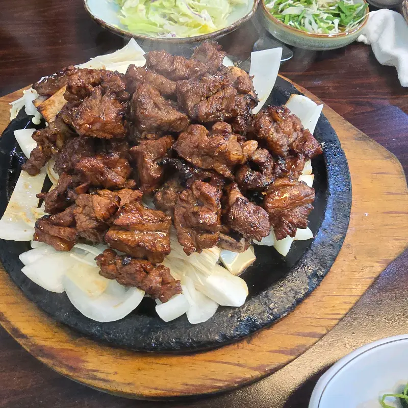 돌판 위에 푸짐하게 담겨 나온 석갈비