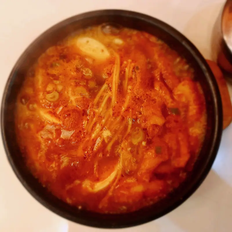 뚝배기 안에서 보글보글 끓고 있는 얼큰한 신포순두부