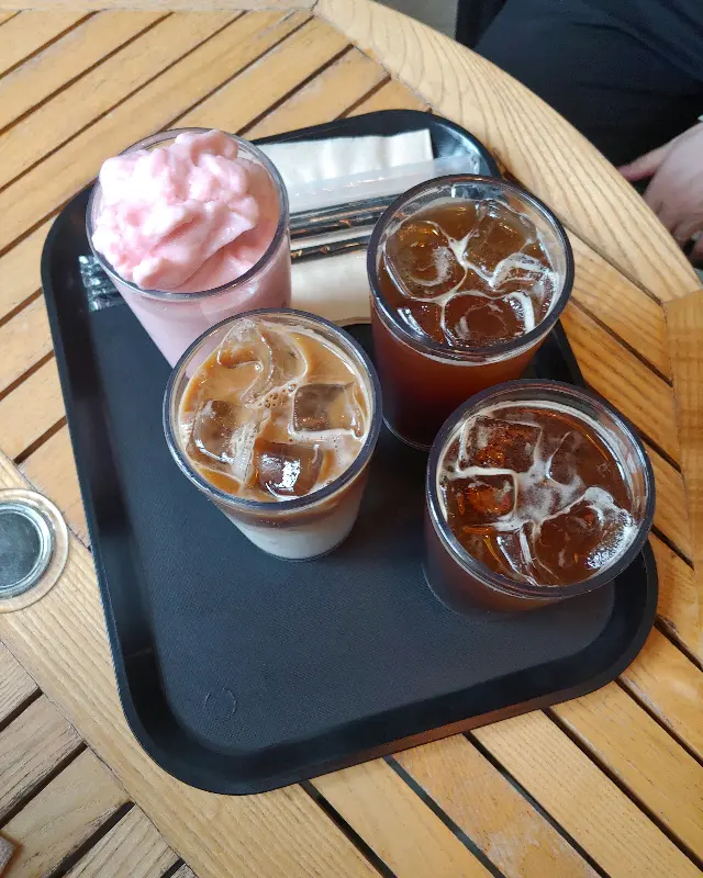 카페 소나무에서 맛본 다양한 음료들. 시원한 아이스 아메리카노와 달콤한 딸기 스무디가 눈길을 사로잡는다.