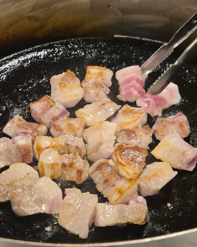 무쇠 불판 위에서 익어가는 삼겹살