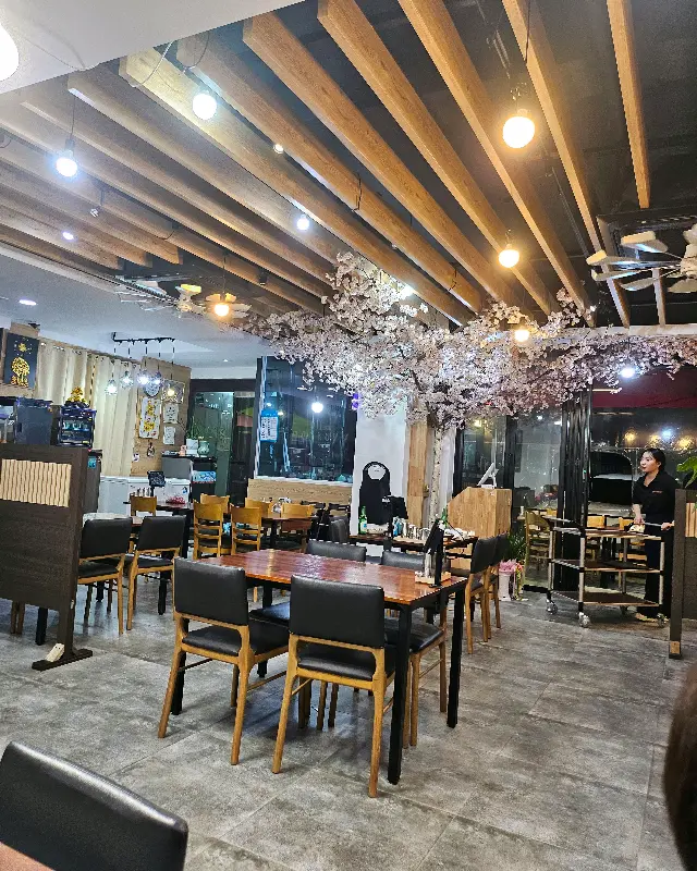 해녀집 전복죽의 넓고 깨끗한 내부 모습