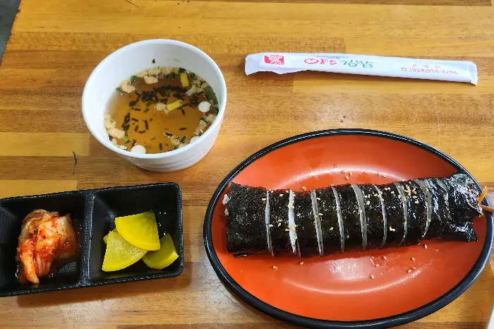양스김밥의 기본 김밥 한 줄과 밑반찬