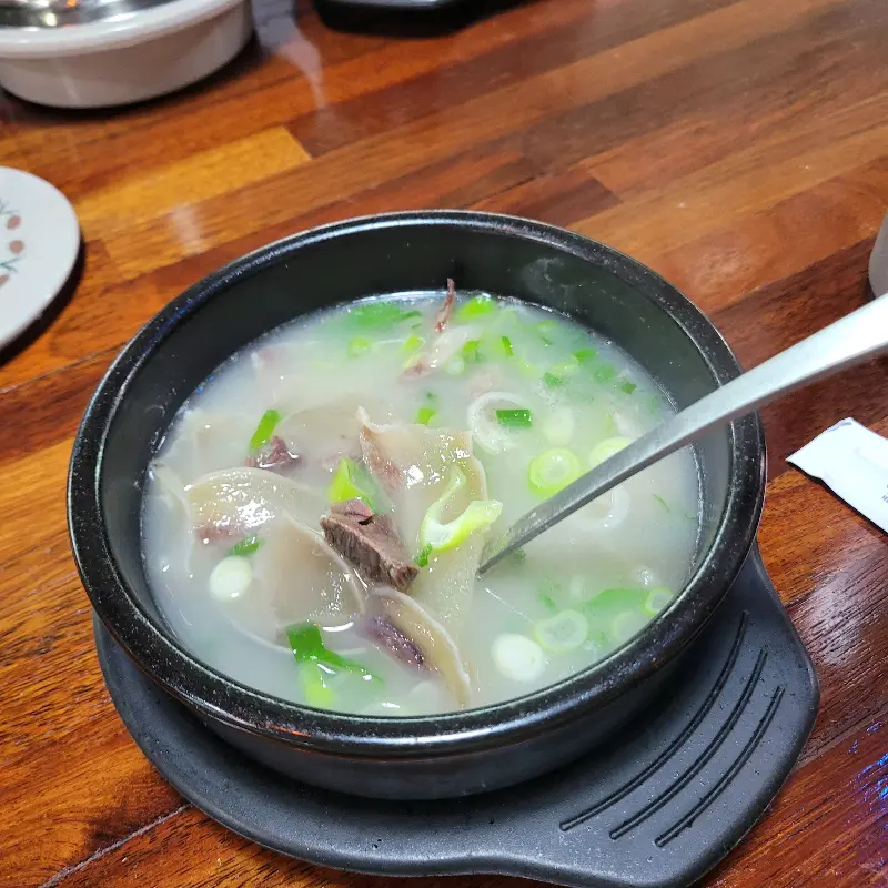 뽀얀 국물이 인상적인 소머리국밥