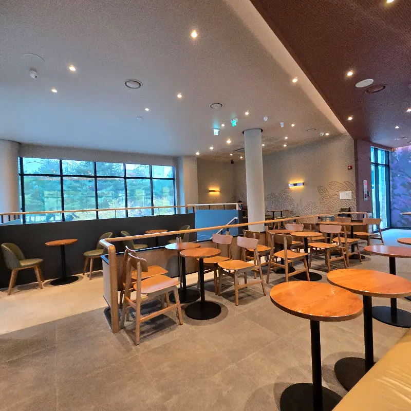 스타벅스 내부 전경