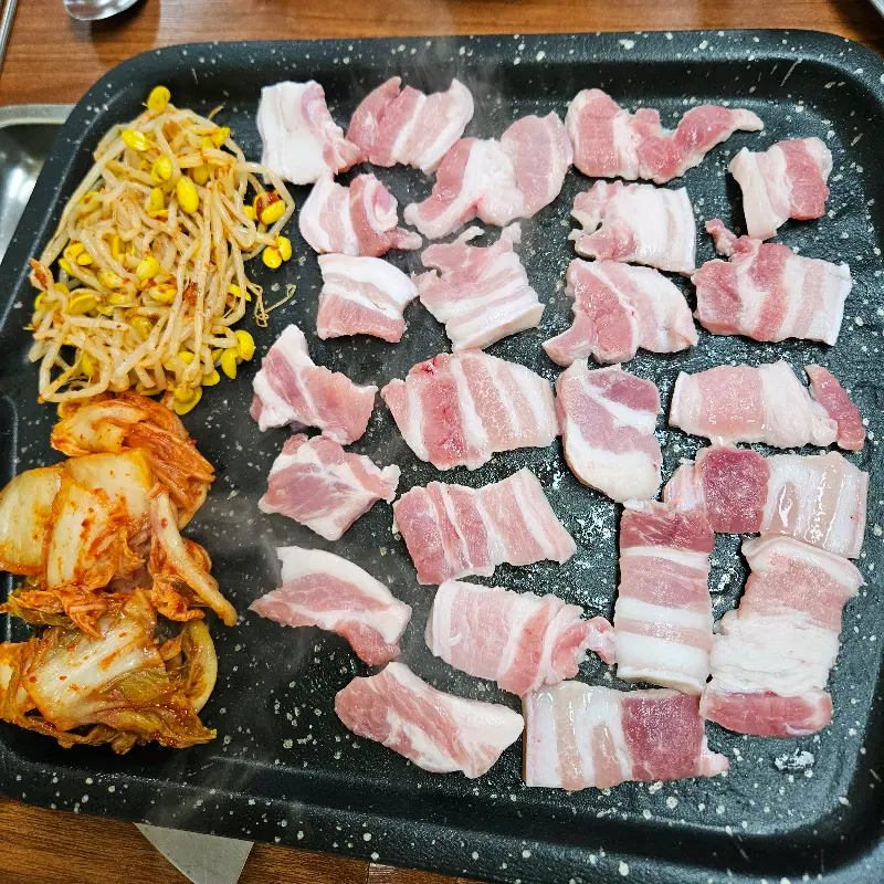 불판 위에 구워지고 있는 삼겹살