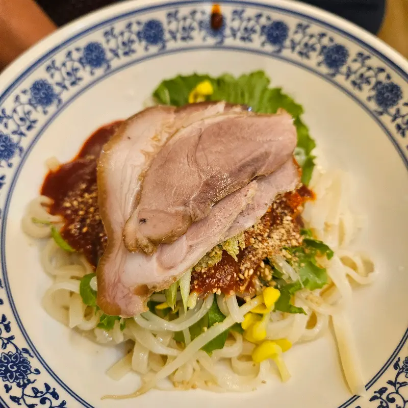 비빔 칼국수와 수육