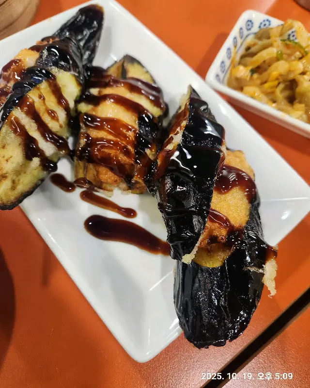 윤기가 흐르는 딤섬점방의 가지튀김