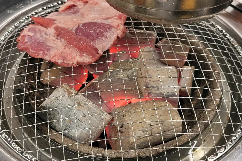 숯불 위에서 구워지는 신선한 생갈비