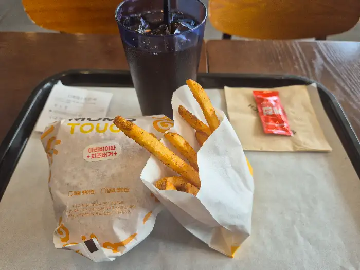 싸이버거와 감자튀김