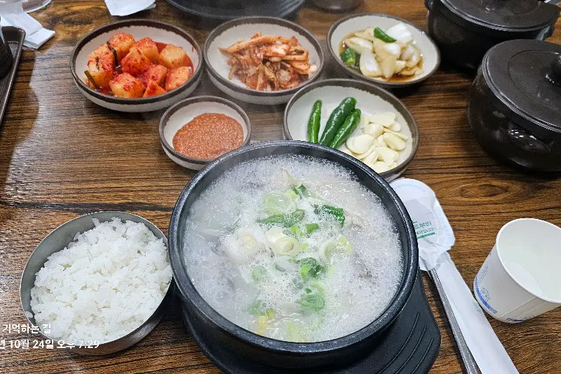 다채로운 반찬과 함께 제공되는 순대국 한상차림