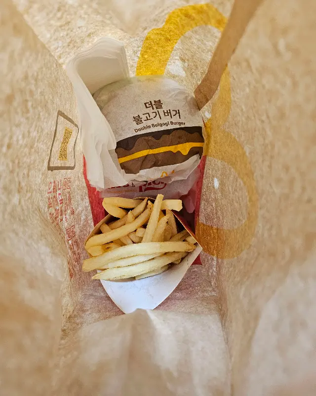 더블 불고기 버거와 감자튀김 세트