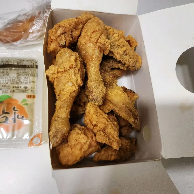 포장된 옛날 통닭과 소스