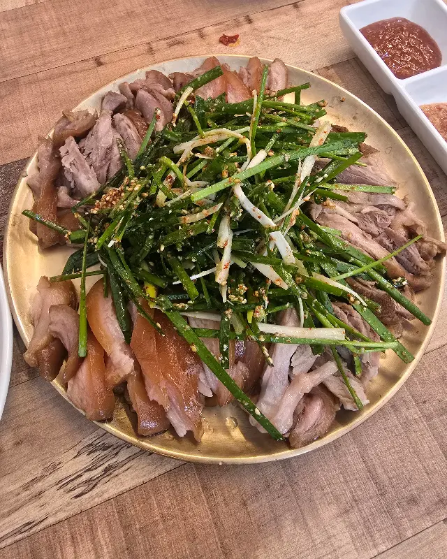 수육과 부추의 조화