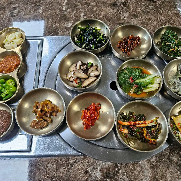 정갈하게 차려진 다양한 밑반찬들