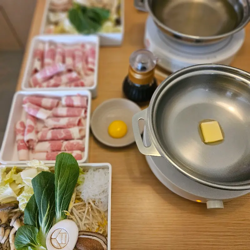 깔끔하게 준비된 샤브샤브 재료