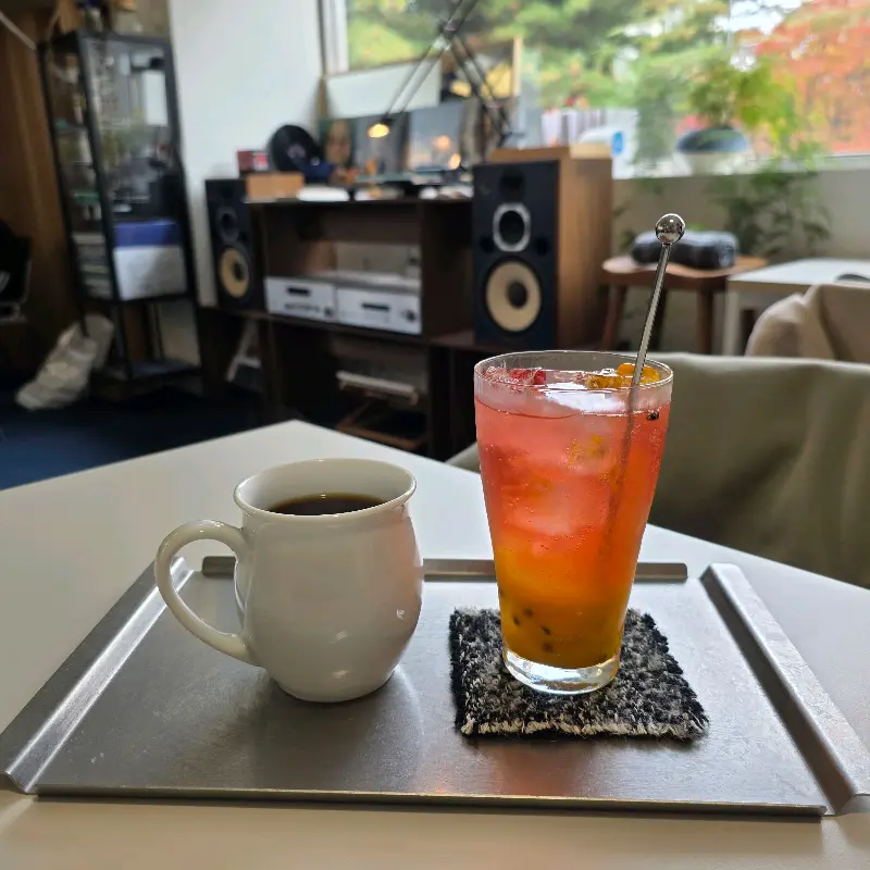 테이블 위에 놓인 커피와 과일 에이드