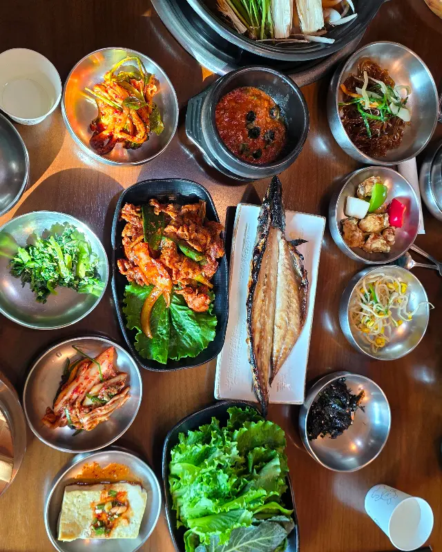 정갈하게 담겨 나온 반찬들