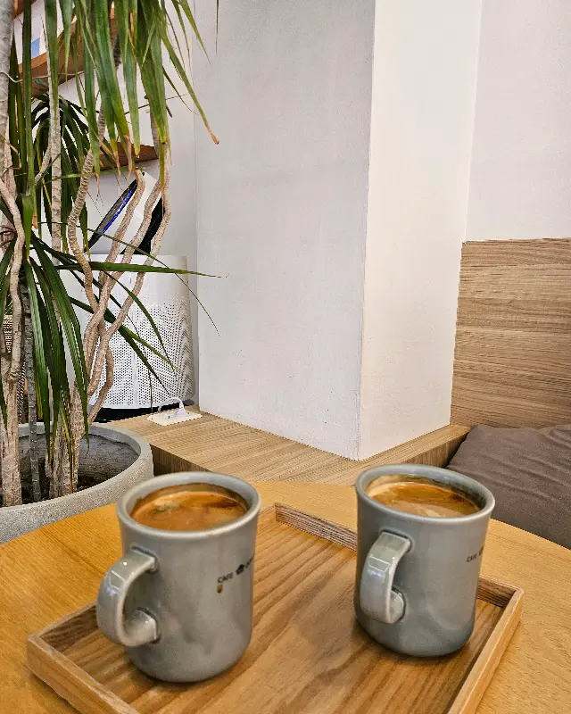 커피와 나무 트레이